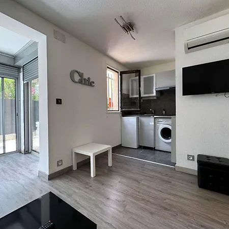 T2 Climatisé Avec Parking Privé, Jardinet, à 900m De La Roquille - Fr-1-607-202 Appartement