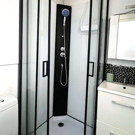 T2 Climatisé Avec Parking Privé, Jardinet, à 900m De La Roquille - Fr-1-607-202 Agde